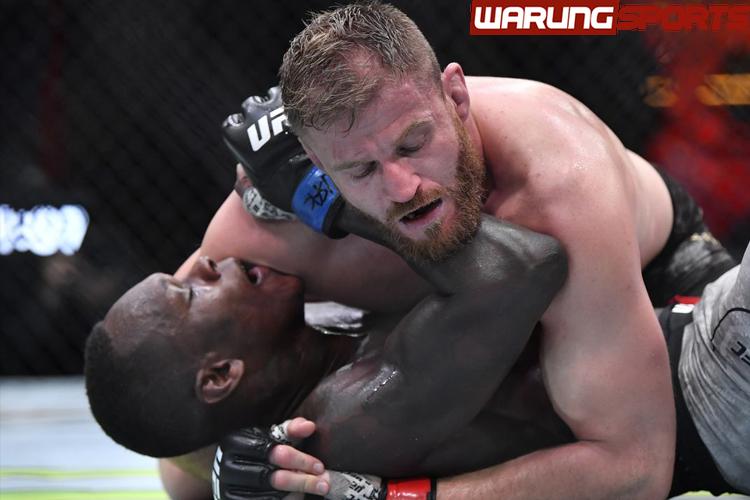 Hanya Seorang Jan Blachowicz yang Bisa Bikin Israel Adesanya Sungkem
