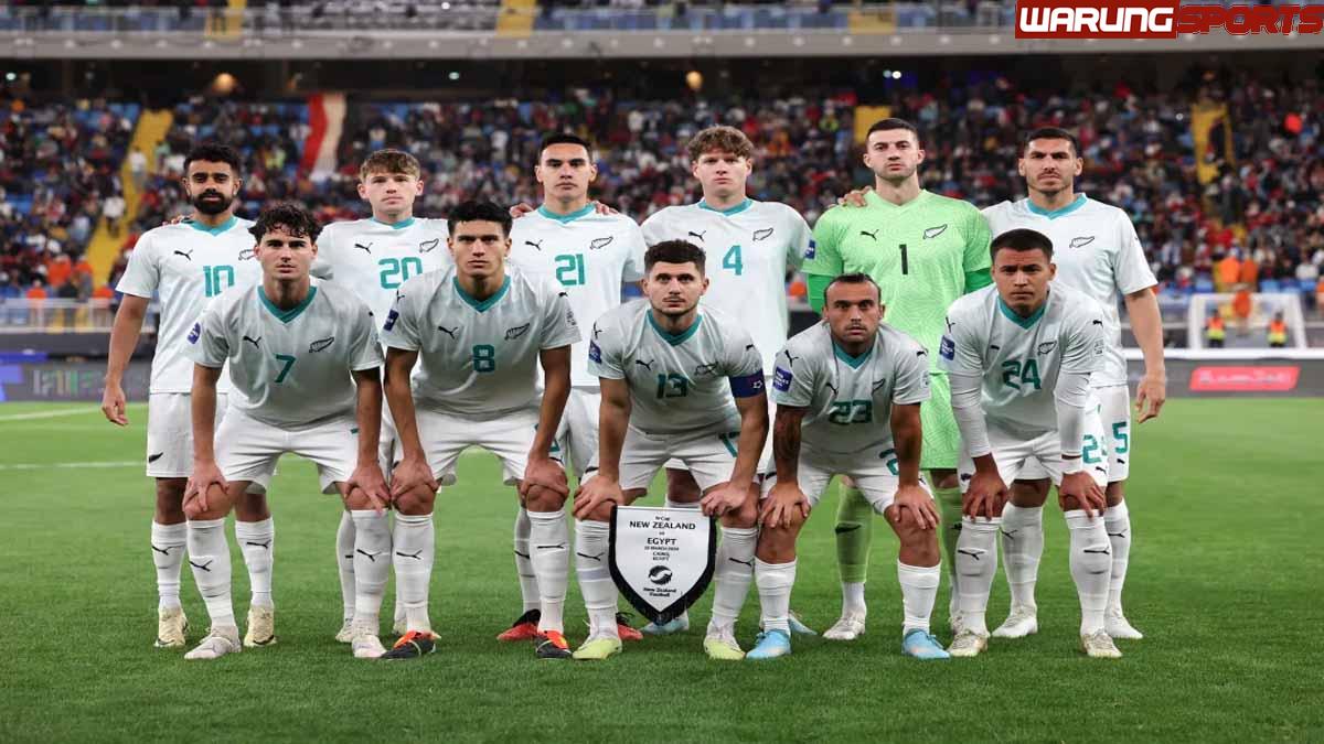 Saat Piala Dunia Antarklub FIFA yang diperluas dimulai di AS pada hari Sabtu, sebagian besar penggemar akan menyaksikan nama-nama besar dalam sepak bola bersaing untuk mendapatkan kesepakatan senilai $125 juta, dengan pemain seperti Lionel Messi, Kylian Mbappe, dan Erling Haaland yang siap mewakili klub masing-masing. Namun, yang kurang dikenal adalah kisah klub amatir Auckland City FC, yang pemainnya dari Oseania akan memulai perjalanan paling menantang dalam hidup mereka, menguji diri mereka melawan yang terbaik di dunia. Klub yang bermarkas di pinggiran North Shore, kota terbesar di Selandia Baru, memiliki daftar pemain yang bekerja penuh waktu atau belajar di sela-sela karier sepak bola mereka. Dari pengemudi forklift hingga penjual kokain hingga agen real estat, kebangkitan "ikan dan udang kecil" Selandia Baru hingga puncak permainan klub global telah disamakan oleh beberapa orang dengan naskah film Hollywood. Auckland City lolos sebagai satu-satunya wakil dari Oseania setelah memenangkan Liga Champions Oseania tahun lalu. Auckland City tergabung dalam grup yang mencakup juara Jerman 34 kali Bayern Munich, raksasa Portugal Benfica, dan legenda Argentina Boca Juniors. Selama dua minggu ke depan, mereka akan berusaha membuat sejarah sepak bola melawan beberapa pemain terhebat dalam sejarah. Menyeimbangkan mimpi dengan kenyataan Dalam wawancara dengan Sport, kapten Mario Ilic menjelaskan bagaimana "kecintaan tim terhadap permainan" mendorong kualifikasi bersejarah mereka. "Orang-orang mengatakan bahwa pemain profesional bekerja keras, dan mereka melakukannya, tetapi kami mencoba untuk bersaing di liga-liga papan atas sambil menjalankan dua, terkadang bahkan tiga pekerjaan." Ilic, yang mencari nafkah sebagai penjual Coca-Cola, merinci rutinitas ketat yang diikuti sebagian besar pemain setiap hari. Tanpa basis pelatihan bernilai jutaan dolar seperti banyak tim papan atas Eropa, para pemain Auckland City harus menyempatkan sebagian besar latihan dan pemulihan mereka di luar lapangan klub. "Hari saya biasanya dimulai sekitar pukul 5 pagi saat alarm berbunyi. Saya bangun dan pergi ke pusat kebugaran selama satu jam, lalu kembali untuk sarapan dan sudah di kantor pukul 8 pagi." "Saya mencoba menyelesaikan latihan pukul 5 sore sehingga saya bisa berjalan kaki melintasi kota menuju sesi latihan pukul 6 sore. Kami berlatih di lapangan rumput selama sekitar dua jam, lalu saya pulang sekitar pukul 9 malam dan tidur serta bersiap untuk latihan hari berikutnya." Tim Navy Blues berlatih empat malam seminggu, dan pertandingan Liga Regional Selandia Baru biasanya dimainkan pada hari Sabtu. Jadwal seperti itu membuat para pemain tidak mungkin meninggalkan kantor atau lapangan terlalu lama, yang menjadi beban tidak hanya bagi para pemain tetapi juga bagi keluarga dan teman-teman mereka. "Saya hanya bisa bertemu pasangan saya pada Jumat malam atau Minggu, tetapi untungnya dia sangat memahami keterbatasan karier seorang pemain dan memungkinkan saya untuk mengejar impian saya," kata Ilic. Menghadapi Tiga Besar Kiper Auckland City FC Connor Tracy mengenang momen saat ia dan seluruh anggota skuad mengetahui tentang undian babak penyisihan grup Piala Dunia Antarklub. “Momen-momen seperti ini tidak akan terlupakan,” kata Tracy, menjelaskan bahwa para pemain dan manajemen bertemu pada pukul 6 pagi di gedung klub Auckland City untuk menonton siaran langsung undian sebelum berangkat kerja. “Kami tercengang saat setiap tim diundi. Setiap tim memiliki sejarah panjang dan reputasi yang baik dalam olahraga ini dan itu adalah undian impian dalam hal siapa yang ingin Anda lawan.” Bagi Tracy, yang bekerja setiap hari di gudang perusahaan farmasi hewan, Piala Dunia Antarklub ini akan menjadi “puncak” kariernya. Namun, ia baru-baru ini berjuang melawan cedera karena mengangkat dan membawa benda berat yang dibutuhkan dalam pekerjaan sehari-harinya. “Pekerjaan saya sangat menuntut fisik dan sangat membebani tubuh saya. Saya lebih rentan cedera daripada penjaga gawang pada umumnya karena kurangnya waktu untuk pemulihan yang tepat.” "Jujur saja, ini sangat sulit secara mental, terutama saat Anda mencoba menghadapi pagi dan sore yang suram di musim dingin," tambah Tracy. "Saya berpikir untuk berhenti bermain sepak bola berkali-kali, seperti yang telah dilakukan banyak orang selama bertahun-tahun, karena hal itu menyita terlalu banyak waktu dari keluarga dan karier saya." Namun, Piala Dunia Antarklub adalah tujuan yang layak diperjuangkan. Dari atas ke bawah dan kembali lagi Wakil kapten Auckland City, Adam Mitchell, tahu secara langsung bagaimana rasanya berjuang di sepak bola elit sambil menjalani pekerjaan 'normal'. Mitchell mengira ia telah mencapai impian masa kecilnya saat ia pindah ke mantan pemenang Kejuaraan Eropa, Red Star Belgrade, di awal kariernya. Namun, kurangnya waktu bermain menyebabkan ia pindah ke Slovenia dan kemudian bermain sebentar dengan Bolton Wanderers di liga bawah Inggris. Mitchell harus memutuskan apakah akan terus mengejar mimpinya bermain sepak bola profesional atau kembali ke Selandia Baru, dan prospek pendapatan yang lebih stabil dari penjualan properti menjadi faktor penentu dalam keputusannya. "Banyak orang bermimpi menjadi pemain hebat dan pesepak bola profesional saat mereka masih muda, tetapi saya rasa tidak banyak orang yang menyadari betapa sulitnya dan betapa kompetitifnya hal itu," kata Mitchell kepada The Athletic. "Ada ribuan pemain yang bersaing untuk mendapatkan kontrak yang sangat sedikit. Jadi, jika Anda tidak menikmati kemewahan dan keglamoran sepak bola papan atas, tanpa rumah dan mobil mewah, Anda bisa mengalami hidup yang sangat sulit, terutama di luar negeri." Beruntung bagi Mitchell, bermain untuk Auckland City telah memberinya kesempatan untuk terus mengejar impian sepak bolanya, meskipun dengan cara yang berbeda dari yang mungkin dibayangkan banyak orang. Dengan semakin dekatnya babak pembukaan penyisihan grup melawan juara Liga Champions enam kali Bayern, momen penting ini tidak luput dari perhatian bek berpengalaman tersebut, yang berharap penampilan luar biasa timnya akan menginspirasi antusiasme baru di komunitas olahraga Selandia Baru. "Saya ingat menonton Piala Dunia 2010 di Afrika Selatan saat masih kecil. Saya masih ingat kegembiraan saat Selandia Baru menang tiga kali. Jadi ini adalah kesempatan besar bagi saya untuk meraih hasil yang sama di level klub dan mewakili negara dan kawasan kami dengan bangga," kata Mitchell. “Demi kecintaan pada permainan ini” Dengan Bayern, Benfica, pemenang Piala Eropa dua kali, dan Boca Juniors, pemenang Copa Libertadores enam kali, semuanya memiliki pemain yang memenangkan Piala Dunia, Navy Blues akan berhadapan langsung dengan tim terbaik dunia. Bagi Ilic, menghadapi juara Bundesliga sembilan kali Joshua Kimmich di lini tengah adalah sesuatu yang akan ia nikmati. “Sebagai gelandang, saya selalu mengikuti permainan Kimmich, jadi bermain melawannya akan menjadi ujian bagi kemampuan saya sendiri. Jamal Musiala juga seorang penggiring bola dan kreator yang hebat. Sejujurnya, mereka luar biasa di lapangan,” katanya. Penjaga gawang Tracy akan melawan Manuel Neuer yang “revolusioner”, yang ia yakini telah memodernisasi permainan lini tengah. Sementara Tracy, seorang pengemudi forklift, sangat menghormati kapten Bayern, ia bertekad untuk membuktikan kepada pemenang Piala Dunia itu bahwa tim Oakland City-nya tidak hanya bepergian ke AS untuk bertamasya. Secara defensif, wakil kapten Mitchell hampir tidak percaya bahwa ia telah ditugaskan untuk menahan pencetak gol terbanyak sepanjang masa Inggris Harry Kane, yang pernah ia puji sebagai salah satu penyerang terbaik di era modern. Menurut kapten Ilic, para pemain Auckland City "tidak ragu" betapa sulitnya tugas mereka melawan lawan yang tangguh. Namun, para pemain amatir berangkat ke Amerika dengan keyakinan bahwa apa pun bisa terjadi, tidak peduli seberapa besar peluangnya. "Mereka punya jutaan dolar dan kami hanyalah pemain amatir yang bermain karena kecintaan pada permainan ini," kata Ilic kepada Sport. "Namun, yang kami miliki adalah bahwa kami adalah teman di dalam dan luar lapangan dan kami bersaing keras untuk satu sama lain. "Jika kami berpegang pada rencana pelatih dan memberikan segalanya, siapa tahu apa yang akan terjadi? Pada akhirnya, hanya ada 11 pemain yang bersaing satu sama lain. "Jadi, kami akan keluar sana dan melakukan apa yang selalu kami lakukan: bermimpi besar."