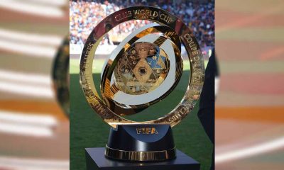 Saat bola ditendang dari lingkaran tengah Stadion Hard Rock Miami, Amerika Serikat akan tercatat dalam sejarah sebagai tuan rumah pertama turnamen sepak bola terpenting abad ini. Piala Dunia Antarklub FIFA 2025, yang akan diselenggarakan dari 14 Juni hingga 13 Juli, bisa dibilang merupakan upaya FIFA yang paling berani dalam waktu yang lama. Untuk pertama kalinya, 32 tim akan bertanding setiap empat tahun dalam format yang mirip dengan yang digunakan oleh tim nasional dari tahun 1998 hingga 2022: delapan grup yang masing-masing terdiri dari empat tim, dengan dua tim teratas di setiap grup melaju ke babak 16 besar, diikuti oleh satu pertandingan eliminasi. Dari perspektif acara olahraga, acara ini menjanjikan kesuksesan besar. Dua belas raksasa Eropa akan berpartisipasi: Real Madrid dan Atletico Madrid dari Spanyol, Inter Milan dan Juventus dari Italia, Manchester City dan Chelsea dari Inggris, dan juara Liga Champions saat ini Paris Saint-Germain dari Prancis dan Bayern Munich dari Jerman. Benua Amerika akan memiliki 10 tim, termasuk Boca Juniors, Flamengo, River Plate, Palmeiras, Botafogo, Pachuca, dan Miami Inter milik Lionel Messi. Asia akan memiliki empat tim, Afrika akan memiliki empat tim, dan Oseania akan memiliki satu tim, yang kebetulan merupakan tim amatir. Namun, proyek ambisius ini menghadapi beberapa pertanyaan yang perlu ditelusuri lebih lanjut. Jutaan penonton dijamin, tetapi jumlah penontonnya dipertanyakan Dalam laporan keuangan terbarunya yang dirilis pada bulan April, FIFA mengatakan turnamen tersebut diharapkan menjadi kesuksesan ekonomi yang besar. Laporan tersebut mengatakan turnamen tersebut dapat menghasilkan pendapatan hingga $21,1 miliar untuk PDB global, yang mana Amerika Serikat sendiri akan mencapai $9,6 miliar. Turnamen tersebut juga akan memberikan hadiah uang hingga $1 miliar, dengan juara menerima hingga $125 juta. Bagi banyak klub peserta yang tidak memiliki sumber daya keuangan seperti klub di negara maju, turnamen ini merupakan peluang untuk meningkatkan pendapatan secara signifikan. FIFA telah memberikan hak siar kepada jaringan olahraga DAZN, yang berencana untuk menyiarkan semua 63 pertandingan secara gratis. Menurut laporan AFP pada bulan Desember 2024, FIFA menerima pengembalian sekitar $1,05 miliar. FIFA memperkirakan bahwa jumlah total penonton di stadion di seluruh dunia akan mendekati 3,7 juta. Namun, beberapa hari sebelum pembukaan, platform tiket acara Ticketmaster mengumumkan pasokan tiket untuk semua pertandingan. Bahkan, beberapa harga tiket awal telah turun secara signifikan. Misalnya, sebelum harga diumumkan, tiket termurah untuk pertandingan pembuka Inter Miami melawan Al Ahly dari Mesir adalah sekitar $69, jauh lebih rendah dari harga awal. Harga tiket terendah untuk pertandingan Liga Champions antara Paris Saint-Germain dan Atletico Madrid di Los Angeles adalah $61; pertandingan pertama Real Madrid di Miami melawan Al Hilal dari Arab Saudi, harga awal adalah $265; Pertandingan pertama Boca Juniors di Miami melawan Benfica, harga tiketnya serendah $41. Mengingat persediaan tiket yang sangat banyak pada hari-hari menjelang pertandingan, ditambah dengan sistem harga yang dinamis di Amerika Serikat yang disesuaikan dengan permintaan, para penggemar yang menunggu hingga menit terakhir untuk membeli tiket mungkin akan membayar lebih murah. Sekilas, harga awal yang tinggi mungkin membuat beberapa penggemar takut. Lebih jauh, tidak seperti Piala Dunia tradisional, di mana setiap tim mewakili satu negara, tim-tim dalam turnamen ini hanya mewakili sebagian kecil dari populasi. Banyak dari kelompok ini mungkin tidak memiliki uang atau waktu untuk bepergian ke pertandingan. Tim-tim Amerika Latin berusaha melakukan hal yang mustahil Sistem kualifikasi untuk turnamen ini memungkinkan beberapa tim papan atas dunia untuk berpartisipasi. Piala Dunia Antarklub memberikan kesempatan langka bagi banyak pemain papan atas dunia untuk saling berhadapan lagi. Misalnya, kita akan melihat Messi sekali lagi melawan tim papan atas Eropa seperti Porto, Edinson Cavani melawan raksasa seperti Bayern Munich, atau Salomon Rondon dari Venezuela untuk membalas kekalahannya melawan Real Madrid di Spanyol. Piala Interkontinental lama, yang mempertemukan pemenang Liga Champions melawan pemenang Copa Libertadores, selalu lebih menarik bagi penggemar Amerika Selatan daripada penggemar Eropa. Bagi penggemar di selatan khatulistiwa, ini adalah pertarungan hidup-mati, dengan David memiliki kesempatan untuk mengalahkan Goliath. Format baru membuat pencapaian ini menjadi lebih sulit. Untuk menjadi juara dunia, tim Amerika Latin mungkin harus mengalahkan bukan hanya satu, tetapi banyak Goliath. Lebih jauh, perbedaan nilai skuad antara klub-klub Eropa dan tim-tim dari belahan dunia lain menunjukkan bahwa Piala Dunia ini akan didominasi oleh tim-tim dari Benua Lama. Misalnya, skuad Paris Saint-Germain bernilai lebih dari $1 miliar, menurut Transfermarkt.com, sementara juara Copa Libertadores saat ini Botafogo dari Brasil hanya bernilai $183 juta. Skuad paling berharga di Piala Dunia ini adalah Real Madrid, senilai $1,5 miliar, sementara Palmeiras adalah tim Amerika Latin paling berharga dengan nilai $288 juta. Meskipun pertandingan sepak bola tidak dimenangkan atau dikalahkan oleh dewan direksi atau uang, klub-klub Eropa memiliki keunggulan kompetitif yang jelas, terutama karena pemain-pemain top Amerika Latin sering meninggalkan klub induk mereka setelah beberapa tahun, atau bahkan beberapa pertandingan. Contoh terbaru adalah pemain muda River Plate Franco Mastanduno, yang dibeli oleh Real Madrid setelah hanya 49 kali tampil untuk klub Buenos Aires. Ini akan menjadi Piala Dunia terakhirnya sebelum pindah ke Spanyol. "Ini pertama kalinya piala ini dijalankan dengan cara seperti ini. Saya pikir ini akan membantu menyamakan kedudukan dan tentu saja semua klub akan senang," kata mantan bek sayap dan eksekutif Inter Milan saat ini Javier Zanetti setelah pengundian pada bulan Desember. Kelelahan pemain Tantangan lainnya adalah jadwal yang padat, yang dalam beberapa hal merugikan pemain dari klub-klub paling sukses. Bradley Baccola, misalnya, adalah pemain yang paling banyak dimainkan untuk PSG, dengan akumulasi 3.643 menit dalam 58 pertandingan. Rata-rata, klub-klub Eropa di Liga Champions, seperti Real Madrid dan Manchester City, memainkan 50 pertandingan setahun di liga, piala domestik, dan kompetisi Eropa, belum termasuk 1.012 pertandingan tambahan yang dimainkan banyak bintang untuk tim nasional mereka. "Saya ingin sekali bermain di turnamen seperti ini... meskipun saya yakin itu akan menyita sebagian waktu liburan saya," canda penyerang legendaris Brasil Ronaldo Nazario saat pengundian turnamen pada Desember 2024. "Saya pikir kita semua perlu berdiskusi dan mencari solusi untuk penjadwalan. Banyak pemain yang mengeluh, banyak pemain yang cedera dan menuntut. Kita perlu menghormati para pemain dan mendengarkan mereka," imbuh mantan bintang Real Madrid itu. Terkait hal ini, satu-satunya tindakan yang tampaknya diambil FIFA untuk mengurangi jumlah pertandingan adalah dengan membatalkan final perebutan tempat ketiga dan keempat. "Namun, kami sangat berhati-hati tentang penjadwalan dan kesehatan para pemain," kata presiden FIFA Gianni Infantino dalam sebuah wawancara pada bulan April. "Maksud saya, kami ingin melakukan segalanya untuk menjaga para pemain dalam kondisi terbaik dan bermain sebaik-baiknya... Banyak pemain juga mengatakan kepada saya bahwa Anda ingin pertandingan alih-alih latihan, bukan?" Apakah semua tim terbaik ada di sini? Area lain yang perlu ditingkatkan untuk Piala Eropa pertama adalah sistem kualifikasi, yang mengecualikan beberapa tim papan atas dunia saat ini. Misalnya, Chelsea lolos sebagai juara Liga Champions 2021, tetapi juara domestik terkini dari dua liga papan atas dunia - Liverpool di Liga Primer dan Barcelona di La Liga - gagal lolos. Chelsea finis di peringkat ke-12 di Liga Primer 2022/23, peringkat ke-6 di musim 2023/24, dan peringkat ke-4 musim lalu. Skuad mereka saat ini sangat berbeda dengan saat mereka memenangkan Kejuaraan Eropa empat tahun lalu. Terlepas dari semua pertanyaan dan keraguan yang mungkin muncul dari kompetisi baru ini, tidak dapat disangkal bahwa taruhannya sangat besar dan menarik bagi FIFA. Mungkin, dalam beberapa tahun, klub akan mulai menjahit bintang di kaus mereka untuk mewakili jumlah kejuaraan dunia yang telah mereka menangkan, yang akan menjadi faktor utama dalam perdebatan di antara para penggemar tentang klub mana yang merupakan klub "terhebat" di planet ini. Namun, saat ini, waktunya untuk duduk santai, rileks, dan menyaksikan pertunjukannya.