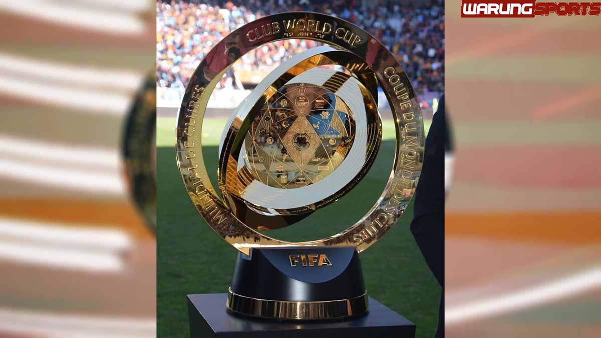 Saat bola ditendang dari lingkaran tengah Stadion Hard Rock Miami, Amerika Serikat akan tercatat dalam sejarah sebagai tuan rumah pertama turnamen sepak bola terpenting abad ini. Piala Dunia Antarklub FIFA 2025, yang akan diselenggarakan dari 14 Juni hingga 13 Juli, bisa dibilang merupakan upaya FIFA yang paling berani dalam waktu yang lama. Untuk pertama kalinya, 32 tim akan bertanding setiap empat tahun dalam format yang mirip dengan yang digunakan oleh tim nasional dari tahun 1998 hingga 2022: delapan grup yang masing-masing terdiri dari empat tim, dengan dua tim teratas di setiap grup melaju ke babak 16 besar, diikuti oleh satu pertandingan eliminasi. Dari perspektif acara olahraga, acara ini menjanjikan kesuksesan besar. Dua belas raksasa Eropa akan berpartisipasi: Real Madrid dan Atletico Madrid dari Spanyol, Inter Milan dan Juventus dari Italia, Manchester City dan Chelsea dari Inggris, dan juara Liga Champions saat ini Paris Saint-Germain dari Prancis dan Bayern Munich dari Jerman. Benua Amerika akan memiliki 10 tim, termasuk Boca Juniors, Flamengo, River Plate, Palmeiras, Botafogo, Pachuca, dan Miami Inter milik Lionel Messi. Asia akan memiliki empat tim, Afrika akan memiliki empat tim, dan Oseania akan memiliki satu tim, yang kebetulan merupakan tim amatir. Namun, proyek ambisius ini menghadapi beberapa pertanyaan yang perlu ditelusuri lebih lanjut. Jutaan penonton dijamin, tetapi jumlah penontonnya dipertanyakan Dalam laporan keuangan terbarunya yang dirilis pada bulan April, FIFA mengatakan turnamen tersebut diharapkan menjadi kesuksesan ekonomi yang besar. Laporan tersebut mengatakan turnamen tersebut dapat menghasilkan pendapatan hingga $21,1 miliar untuk PDB global, yang mana Amerika Serikat sendiri akan mencapai $9,6 miliar. Turnamen tersebut juga akan memberikan hadiah uang hingga $1 miliar, dengan juara menerima hingga $125 juta. Bagi banyak klub peserta yang tidak memiliki sumber daya keuangan seperti klub di negara maju, turnamen ini merupakan peluang untuk meningkatkan pendapatan secara signifikan. FIFA telah memberikan hak siar kepada jaringan olahraga DAZN, yang berencana untuk menyiarkan semua 63 pertandingan secara gratis. Menurut laporan AFP pada bulan Desember 2024, FIFA menerima pengembalian sekitar $1,05 miliar. FIFA memperkirakan bahwa jumlah total penonton di stadion di seluruh dunia akan mendekati 3,7 juta. Namun, beberapa hari sebelum pembukaan, platform tiket acara Ticketmaster mengumumkan pasokan tiket untuk semua pertandingan. Bahkan, beberapa harga tiket awal telah turun secara signifikan. Misalnya, sebelum harga diumumkan, tiket termurah untuk pertandingan pembuka Inter Miami melawan Al Ahly dari Mesir adalah sekitar $69, jauh lebih rendah dari harga awal. Harga tiket terendah untuk pertandingan Liga Champions antara Paris Saint-Germain dan Atletico Madrid di Los Angeles adalah $61; pertandingan pertama Real Madrid di Miami melawan Al Hilal dari Arab Saudi, harga awal adalah $265; Pertandingan pertama Boca Juniors di Miami melawan Benfica, harga tiketnya serendah $41. Mengingat persediaan tiket yang sangat banyak pada hari-hari menjelang pertandingan, ditambah dengan sistem harga yang dinamis di Amerika Serikat yang disesuaikan dengan permintaan, para penggemar yang menunggu hingga menit terakhir untuk membeli tiket mungkin akan membayar lebih murah. Sekilas, harga awal yang tinggi mungkin membuat beberapa penggemar takut. Lebih jauh, tidak seperti Piala Dunia tradisional, di mana setiap tim mewakili satu negara, tim-tim dalam turnamen ini hanya mewakili sebagian kecil dari populasi. Banyak dari kelompok ini mungkin tidak memiliki uang atau waktu untuk bepergian ke pertandingan. Tim-tim Amerika Latin berusaha melakukan hal yang mustahil Sistem kualifikasi untuk turnamen ini memungkinkan beberapa tim papan atas dunia untuk berpartisipasi. Piala Dunia Antarklub memberikan kesempatan langka bagi banyak pemain papan atas dunia untuk saling berhadapan lagi. Misalnya, kita akan melihat Messi sekali lagi melawan tim papan atas Eropa seperti Porto, Edinson Cavani melawan raksasa seperti Bayern Munich, atau Salomon Rondon dari Venezuela untuk membalas kekalahannya melawan Real Madrid di Spanyol. Piala Interkontinental lama, yang mempertemukan pemenang Liga Champions melawan pemenang Copa Libertadores, selalu lebih menarik bagi penggemar Amerika Selatan daripada penggemar Eropa. Bagi penggemar di selatan khatulistiwa, ini adalah pertarungan hidup-mati, dengan David memiliki kesempatan untuk mengalahkan Goliath. Format baru membuat pencapaian ini menjadi lebih sulit. Untuk menjadi juara dunia, tim Amerika Latin mungkin harus mengalahkan bukan hanya satu, tetapi banyak Goliath. Lebih jauh, perbedaan nilai skuad antara klub-klub Eropa dan tim-tim dari belahan dunia lain menunjukkan bahwa Piala Dunia ini akan didominasi oleh tim-tim dari Benua Lama. Misalnya, skuad Paris Saint-Germain bernilai lebih dari $1 miliar, menurut Transfermarkt.com, sementara juara Copa Libertadores saat ini Botafogo dari Brasil hanya bernilai $183 juta. Skuad paling berharga di Piala Dunia ini adalah Real Madrid, senilai $1,5 miliar, sementara Palmeiras adalah tim Amerika Latin paling berharga dengan nilai $288 juta. Meskipun pertandingan sepak bola tidak dimenangkan atau dikalahkan oleh dewan direksi atau uang, klub-klub Eropa memiliki keunggulan kompetitif yang jelas, terutama karena pemain-pemain top Amerika Latin sering meninggalkan klub induk mereka setelah beberapa tahun, atau bahkan beberapa pertandingan. Contoh terbaru adalah pemain muda River Plate Franco Mastanduno, yang dibeli oleh Real Madrid setelah hanya 49 kali tampil untuk klub Buenos Aires. Ini akan menjadi Piala Dunia terakhirnya sebelum pindah ke Spanyol. "Ini pertama kalinya piala ini dijalankan dengan cara seperti ini. Saya pikir ini akan membantu menyamakan kedudukan dan tentu saja semua klub akan senang," kata mantan bek sayap dan eksekutif Inter Milan saat ini Javier Zanetti setelah pengundian pada bulan Desember. Kelelahan pemain Tantangan lainnya adalah jadwal yang padat, yang dalam beberapa hal merugikan pemain dari klub-klub paling sukses. Bradley Baccola, misalnya, adalah pemain yang paling banyak dimainkan untuk PSG, dengan akumulasi 3.643 menit dalam 58 pertandingan. Rata-rata, klub-klub Eropa di Liga Champions, seperti Real Madrid dan Manchester City, memainkan 50 pertandingan setahun di liga, piala domestik, dan kompetisi Eropa, belum termasuk 1.012 pertandingan tambahan yang dimainkan banyak bintang untuk tim nasional mereka. "Saya ingin sekali bermain di turnamen seperti ini... meskipun saya yakin itu akan menyita sebagian waktu liburan saya," canda penyerang legendaris Brasil Ronaldo Nazario saat pengundian turnamen pada Desember 2024. "Saya pikir kita semua perlu berdiskusi dan mencari solusi untuk penjadwalan. Banyak pemain yang mengeluh, banyak pemain yang cedera dan menuntut. Kita perlu menghormati para pemain dan mendengarkan mereka," imbuh mantan bintang Real Madrid itu. Terkait hal ini, satu-satunya tindakan yang tampaknya diambil FIFA untuk mengurangi jumlah pertandingan adalah dengan membatalkan final perebutan tempat ketiga dan keempat. "Namun, kami sangat berhati-hati tentang penjadwalan dan kesehatan para pemain," kata presiden FIFA Gianni Infantino dalam sebuah wawancara pada bulan April. "Maksud saya, kami ingin melakukan segalanya untuk menjaga para pemain dalam kondisi terbaik dan bermain sebaik-baiknya... Banyak pemain juga mengatakan kepada saya bahwa Anda ingin pertandingan alih-alih latihan, bukan?" Apakah semua tim terbaik ada di sini? Area lain yang perlu ditingkatkan untuk Piala Eropa pertama adalah sistem kualifikasi, yang mengecualikan beberapa tim papan atas dunia saat ini. Misalnya, Chelsea lolos sebagai juara Liga Champions 2021, tetapi juara domestik terkini dari dua liga papan atas dunia - Liverpool di Liga Primer dan Barcelona di La Liga - gagal lolos. Chelsea finis di peringkat ke-12 di Liga Primer 2022/23, peringkat ke-6 di musim 2023/24, dan peringkat ke-4 musim lalu. Skuad mereka saat ini sangat berbeda dengan saat mereka memenangkan Kejuaraan Eropa empat tahun lalu. Terlepas dari semua pertanyaan dan keraguan yang mungkin muncul dari kompetisi baru ini, tidak dapat disangkal bahwa taruhannya sangat besar dan menarik bagi FIFA. Mungkin, dalam beberapa tahun, klub akan mulai menjahit bintang di kaus mereka untuk mewakili jumlah kejuaraan dunia yang telah mereka menangkan, yang akan menjadi faktor utama dalam perdebatan di antara para penggemar tentang klub mana yang merupakan klub "terhebat" di planet ini. Namun, saat ini, waktunya untuk duduk santai, rileks, dan menyaksikan pertunjukannya.