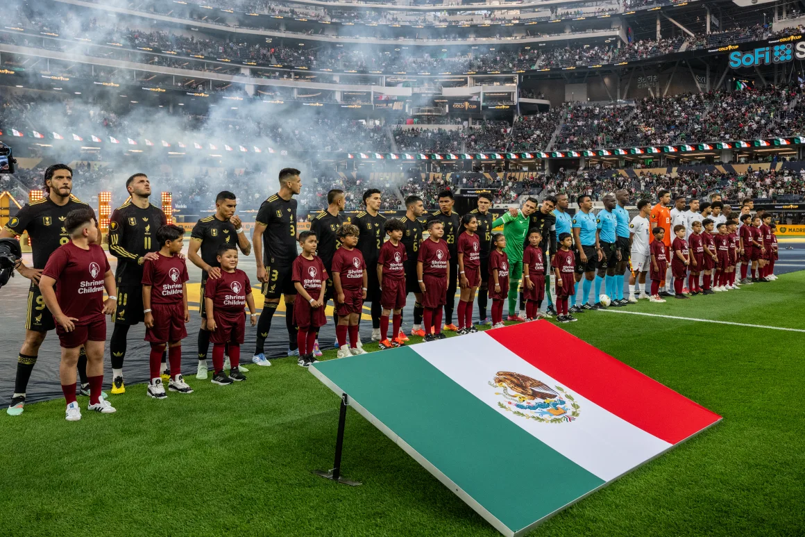 Para penggemar Meksiko menghindari pertandingan Piala Dunia setahun sebelumnya karena kekhawatiran ICE