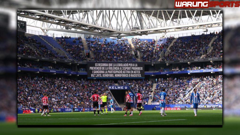 Laga pembuka Liga Primer Inggris ditangguhkan karena dugaan pelecehan rasial, dan seorang pria ditangkap.