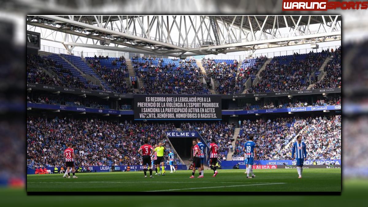 Laga pembuka Liga Primer Inggris ditangguhkan karena dugaan pelecehan rasial, dan seorang pria ditangkap.