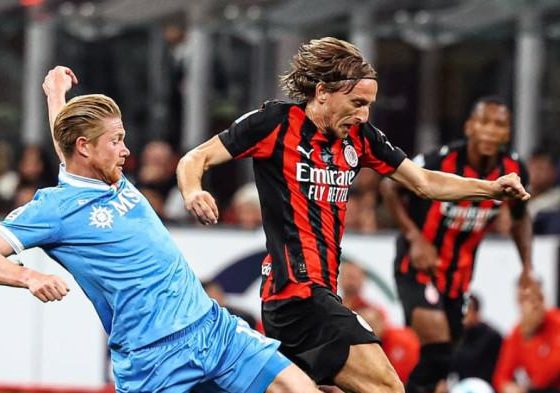 Tumbangkan Napoli, 10 Pemain AC Milan Gilas Napoli Bawa Rossoneri ke Puncak Klasemen